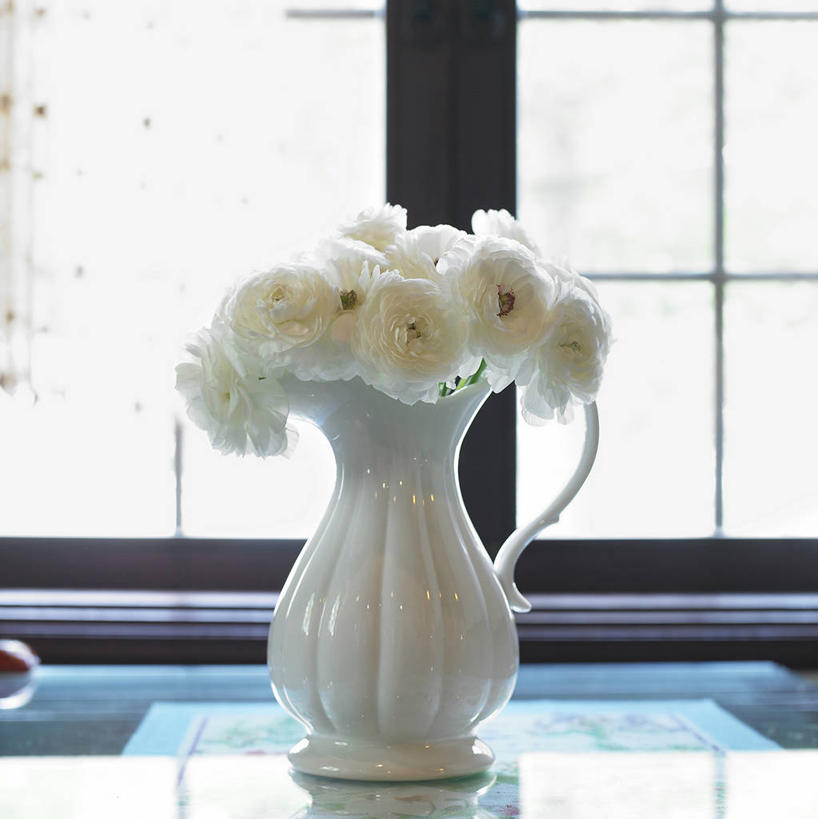 无人,竖图,室内,特写,白天,正面,窗户,桌子,花瓶,玻璃,许多,阴影,朦胧,模糊,盛开,反射,影子,陶瓷,陶瓷制品,很多,花蕾,茶几,玻璃窗,玻璃制品,花,花瓣,花朵,鲜花,一个,白色,瓶子,花苞,花蕊,单个,彩图