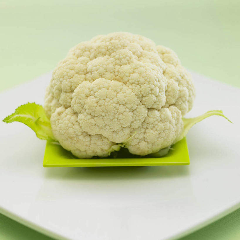 无人,竖图,俯视,室内,特写,白天,桌面,桌子,蔬菜,餐具,阴影,新鲜,反射,碟子,盘,影子,花菜,花椰菜,食品,菜花,食物,一个,盘子,碟,摄影,有机食品,绿色食品,影棚,单个,椰菜花,彩图,高角度拍摄,影棚拍摄,拍摄