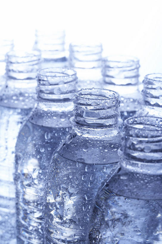 无人,竖图,室内,特写,白天,白色背景,正面,水,一排,许多,阴影,整齐,反射,液体,影子,很多,饮用水,排列,蓝色,瓶子,塑料制品,矿泉水,塑料瓶,摄影,影棚,队列,蒸馏水,彩图,影棚拍摄,拍摄