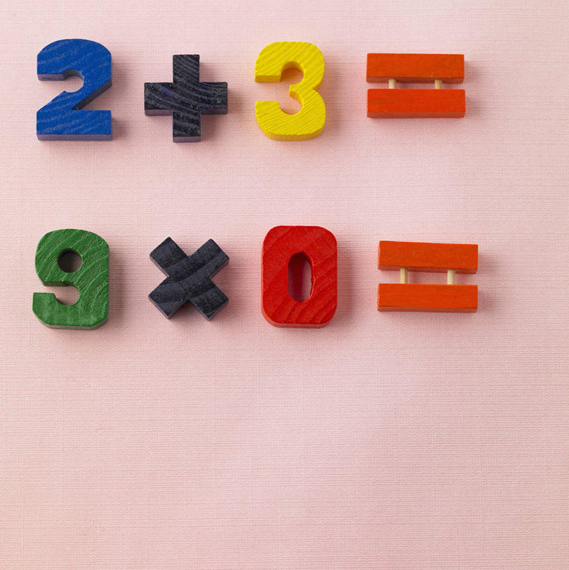 无人,竖图,俯视,室内,特写,白天,静物,一排,粉色背景,整齐,并列,并排,标志,符号,数字,文字,字符,标识,排列,黄色,红色,蓝色,绿色,黑色,橙色,摄影,阿拉伯数字,影棚,队列,数学,公式,平行,数学公式,彩图,高角度拍摄,影棚拍摄,拍摄