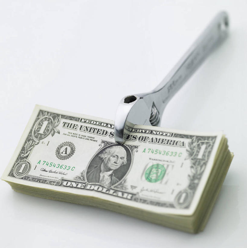 无人,竖图,俯视,室内,特写,白天,白色背景,钱,美元,静物,一把,一排,许多,连接,组合,整齐,工具,钱币,很多,美金,排列,钞票,金融,纸币,摄影,影棚,经济,堆,扳手,链接,五金,夹着,紧固,队列,拼接,拼凑,美圆,流通,纸钞,贸易,拼合,凑集,聚合,撮合,链结,牢固,扳头,活动扳手,货币,现金,彩图,高角度拍摄,影棚拍摄,拍摄