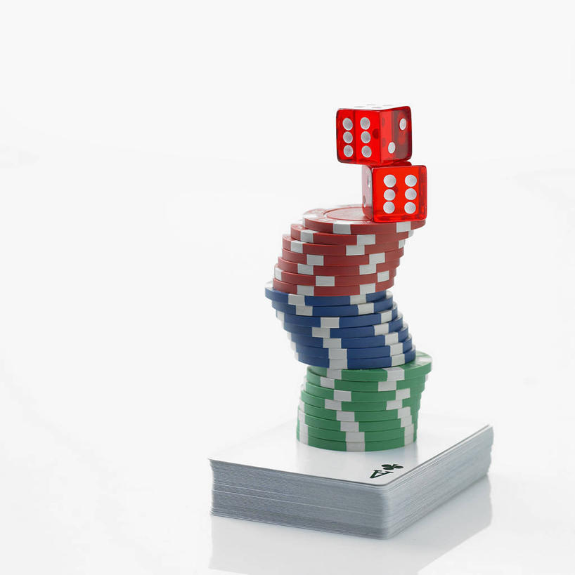 无人,竖图,室内,特写,白天,白色背景,正面,游戏,赌博,贪欲,竞争,静物,扑克牌,纸牌,玩具,扑克,一堆,许多,堆叠,堆积,骰子,很多,玩,娱乐,刺激,休闲,筹码,摄影,影棚,活动,堆,计数,发泄,消遣,智力,赌具,积累,累积,色子,投机,侥幸,欲望,投子,宣泄,筹马,记数,玩耍,嬉戏,彩图,影棚拍摄,拍摄,胜负,输赢