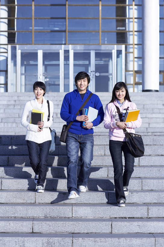 东方人,背,三个人,伙伴,朋友,学校,教学楼,走,笑,微笑,露齿笑,竖图,室外,白天,正面,友谊,楼梯,门,书籍,玻璃,亚洲,许多,握,阴影,服装,反射,包,书包,影子,柱子,阶梯,很多,拿,拿着,注视,休闲装,黄种人,校园,台阶,玻璃制品,三个,衣服,背包,书本,门框,背着,观察,看,休闲,教室,同学,休闲服,连帽衫,握着,服饰,观看,单肩包,察看,校友,关注,帽衫,同窗,学友,背负,友情,男人,男性,年轻男性,年轻女性,女人,女性,亚洲人,书,图书,步行,散步,走路,彩图,全身,教学大楼