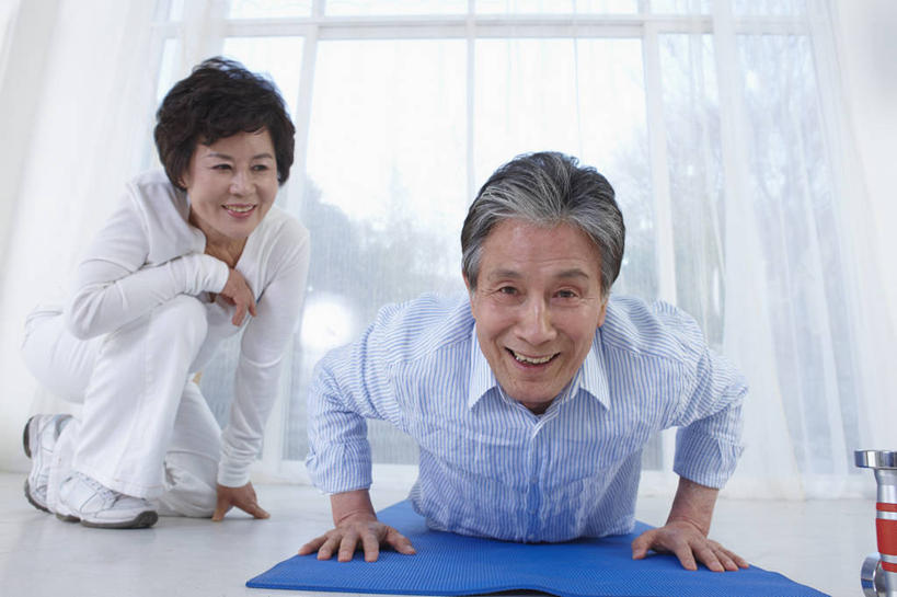 东方人,老年人,两个人,家庭,夫妻,俯卧撑,横图,室内,白天,仰视,运动服,运动鞋,爱情,窗户,窗帘,落地窗,哑铃,鞋子,亚洲,一张,撑,阴影,服装,裤子,装饰,光线,毯子,影子,浪漫,注视,黄种人,运动器械,运动裤,玻璃窗,两个,衣服,阳光,帘子,瑜伽垫,垫子,低头,观察,看,温暖,温馨,一家人,遮阳,健身器械,恩爱,恋人,服饰,观看,休闲鞋,华丽,修饰,点缀,和睦,察看,撑着,衣着,穿着,关注,健身器材,瑜伽毯,衬托,美观,雅致,雅观,垂头,衣饰,单膝跪地,老年男性,老年女性,男人,男性,女人,女性,亚洲人,夫妇,情侣,伏地挺身,抬头,仰头,彩图,低角度拍摄,全身,掌上压,伴侣,融洽,运动器材,运动装