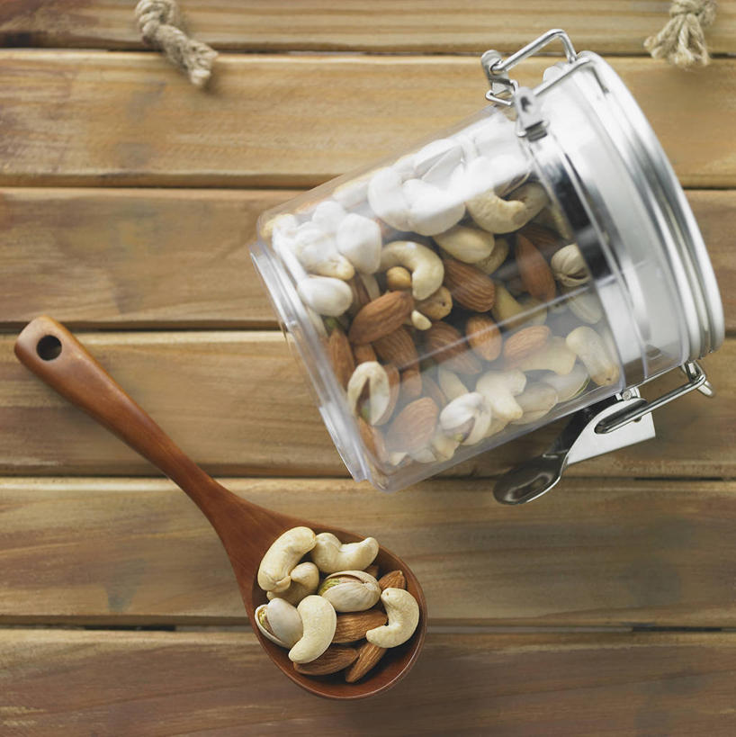 无人,竖图,俯视,室内,特写,白天,桌面,桌子,杏仁,许多,朦胧,模糊,木制,罐子,麻绳,木勺,勺子,木桌,坚果,果实,很多,玻璃制品,玻璃瓶,木制品,瓶子,绳子,调羹,汤匙,干果,绳索,无名子,开心果,胡棒子,绿仁果,杏子,杏梅仁,杏核仁,木落子,苦杏仁,彩图,高角度拍摄,木桌子