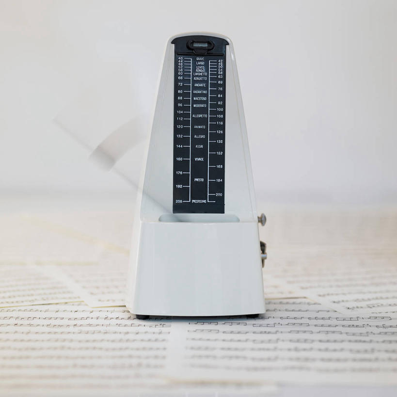 无人,方图,室内,特写,白天,正面,静物,书籍,阴影,朦胧,模糊,反射,英文,标志,数字,文字,影子,字符,字母,节拍器,乐谱,五线谱,音乐,标识,阿拉伯数字,英文字母,节奏,节拍,摇动,音符,符头,符干,符尾,乐章,稳定,彩图