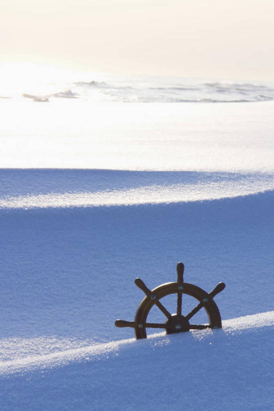 无人,竖图,俯视,室外,白天,美景,雪,大雪,阴影,光线,木制,影子,积雪,景观,雪景,冬季,冬天,一个,阳光,自然,木制品,景色,寒冷,舵轮,单个,自然风光,严寒,彩图,高角度拍摄