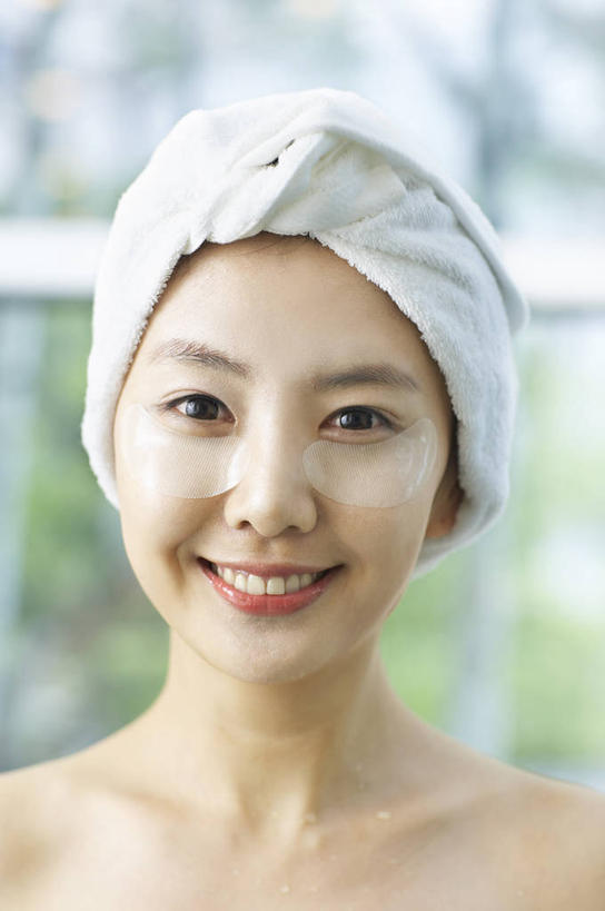 东方人,脸,头,脸颊,一个人,站,笑,微笑,露齿笑,竖图,室内,特写,白天,正面,化妆,美容,窗户,落地窗,亚洲,仅一个年轻女性,仅一个女性,仅一个人,护肤,阴影,美白,反射,纺织物,影子,浴巾,注视,黄种人,肩膀,玻璃窗,化妆品,毛巾,观察,看,清洁,站着,保养,享受,休闲,面膜,放松,去角质,保健,观看,保湿,保暖,察看,滋润,眼膜,护肤品,化妆用品,关注,去死皮,护肤用品,舒缓,透气,养颜,防水,片状,片状面膜,去污,控油,紧肤,嫩肤,祛痘,去痘,祛角质,抗衰,再生,增白,补水,祛斑,抗皱,防皱,除皱,去皱,储水,耐磨,吸水,年轻女性,女人,女性,亚洲人,头部,脸部,脸蛋,面部,站立,半身,彩图