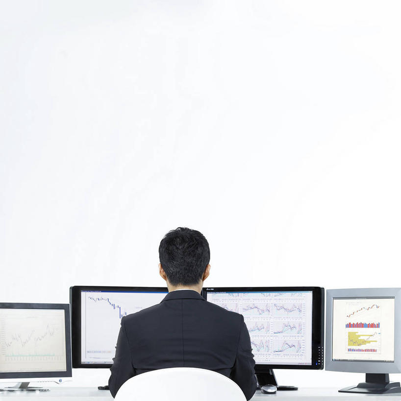 东方人,一个人,商务人士,商务男性,商务女性,办公室,竖图,室内,白天,白色背景,衬衫,电脑,显示器,鼠标,键盘,数据,家具,桌子,椅子,亚洲,仅一个男性,仅一个人,一把,一张,阴影,套装,反射,分析,曲线,网络,图表,影子,办公桌,表格,黄种人,输入设备,通讯设备,仅一个年轻男性,背面,会议椅,台式电脑,K线图,摄影,影棚,办公椅,统计,折线,指标,销售,通信设备,目标,商务装,业绩,折线图,工薪阶层,输出设备,办公家具,四台,商务椅,培训椅,K线,蜡烛图,男人,男性,年轻男性,亚洲人,白领,上班族,半身,彩图,影棚拍摄,衬衣,拍摄