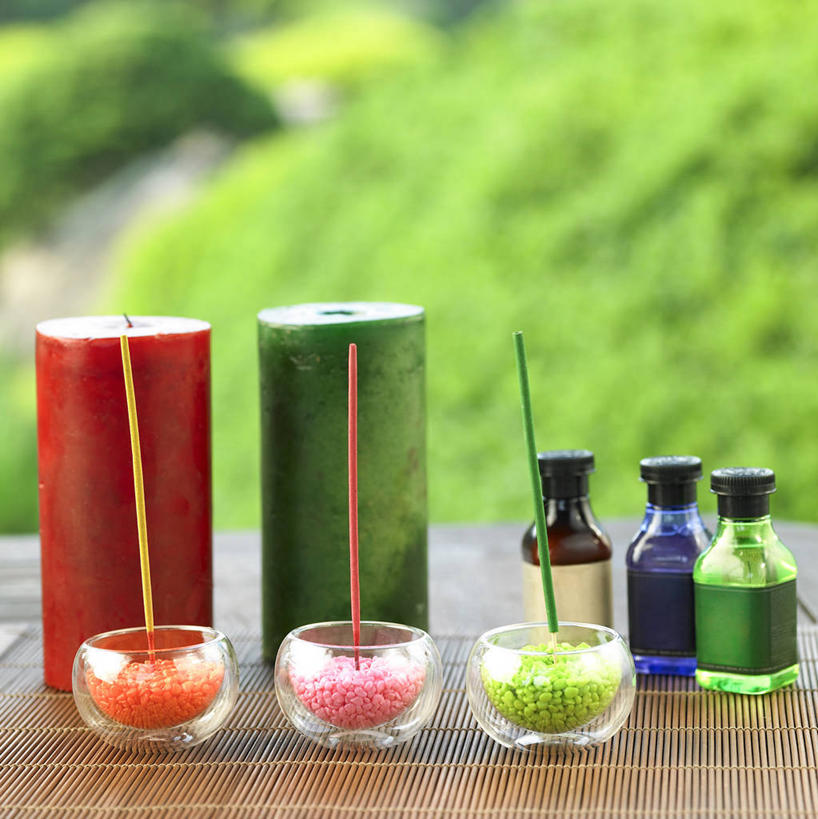 无人,竖图,俯视,室外,特写,白天,建材,建筑,蜡烛,玻璃,三根,阴影,节日,朦胧,模糊,光线,材料,黄沙,沙子,影子,沙,烟雾,燃烧,文化,玻璃制品,阳光,精油,容器,香薰,香烛,碗,健康,放松,芳香疗法,建造,烧香,纪念,储藏,砂,矿产,两支,储存,三瓶,舒心,舒缓,养颜,减压,烛炬,香薰疗法,芳香植物,芳香油,挥发油,香精油,彩图,高角度拍摄,香薰蜡烛,贮存