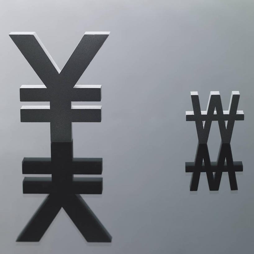 无人,竖图,俯视,室内,特写,白天,钱,静物,金属制品,阴影,灰色背景,反射,金属,标志,钱币,文字,影子,标识,两个,金融,摄影,影棚,韩币,经济,流通,贸易,货币,现金,彩图,高角度拍摄,影棚拍摄,拍摄,圜,韩币符号,人民币符号