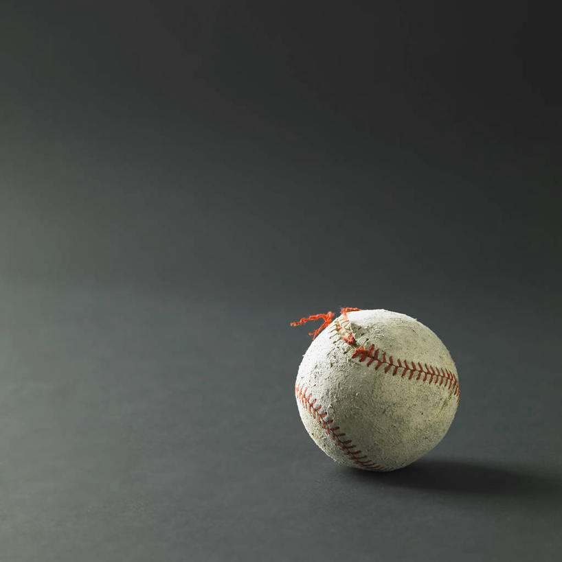 无人,竖图,室内,特写,白天,正面,锻炼,运动,棒球,垒球,静物,阴影,黑色背景,破旧,陈旧,反射,影子,球,一个,摄影,影棚,单个,残破,体育,彩图,影棚拍摄,健身,拍摄