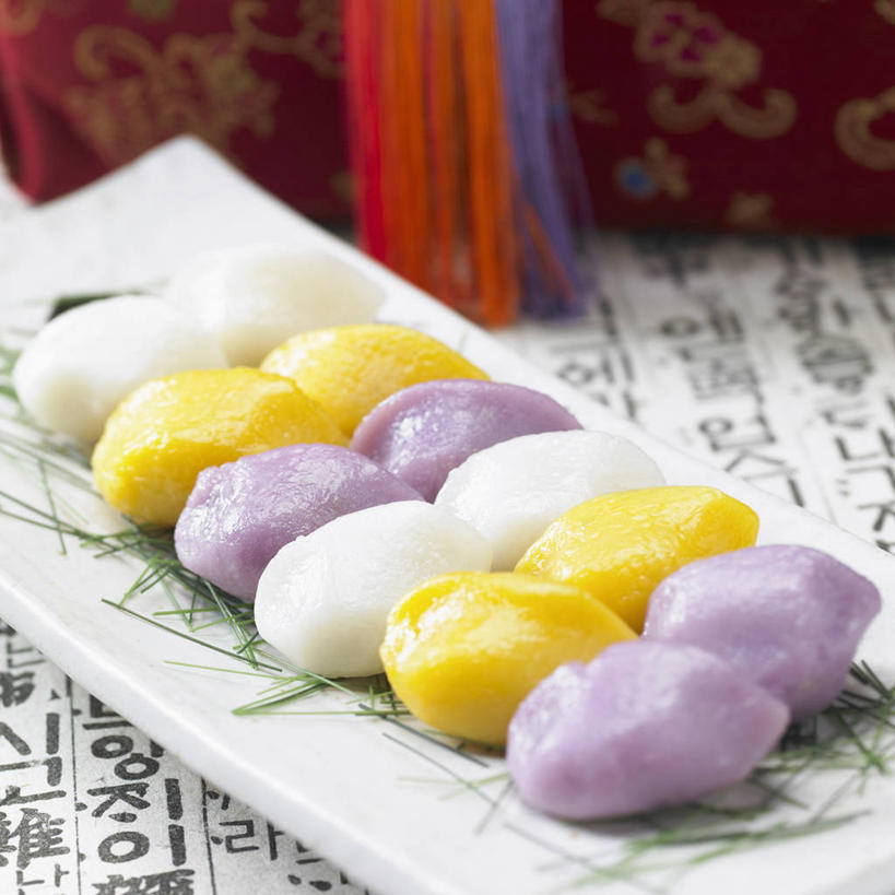 点心,无人,方图,俯视,室内,特写,白天,餐具,礼盒,礼物,一排,许多,阴影,整齐,装饰,并列,并排,反射,标志,碟子,盘,文字,影子,纸盒,字符,字母,料理,食品,年糕,甜点,很多,标识,美食,盒子,装饰品,食物,糕点,排列,一个,包装盒,盘子,装饰物,礼品盒,碟,甜食,中式,礼品,单个,华丽,修饰,点缀,队列,饰物,平行,衬托,美观,雅致,雅观,韩语,彩图,高角度拍摄,朝鲜语,韩国语,年年糕