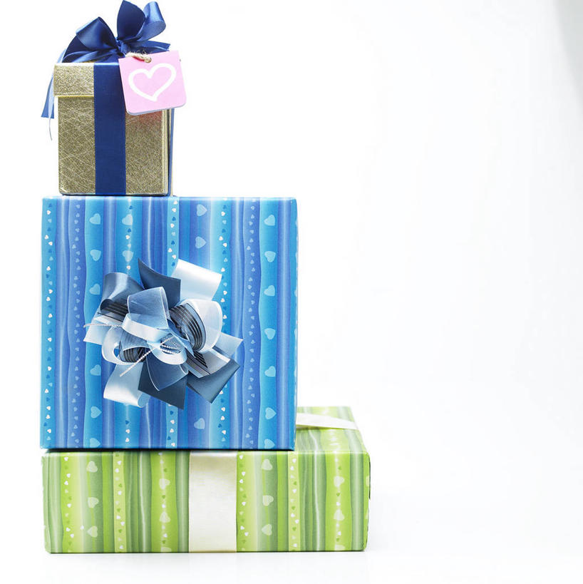 无人,竖图,室内,特写,白天,白色背景,正面,静物,礼盒,礼物,阴影,反射,丝绸,丝带,影子,纸盒,缎带,绸带,盒子,三个,包装盒,礼品盒,摄影,礼品,影棚,彩图,影棚拍摄,拍摄