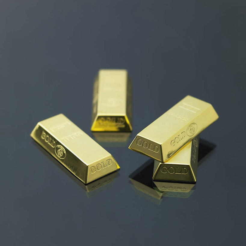 无人,竖图,俯视,室内,特写,白天,爱情,奢侈,桌面,桌子,静物,珠宝,阴影,灰色背景,反射,金属,影子,四根,黄金,灰色,倒影,金色,金条,摄影,影棚,昂贵,贵重,倒映,坚定,信念,贵金属,约定,反照,宝贵,彩图,高角度拍摄,影棚拍摄,拍摄,金子