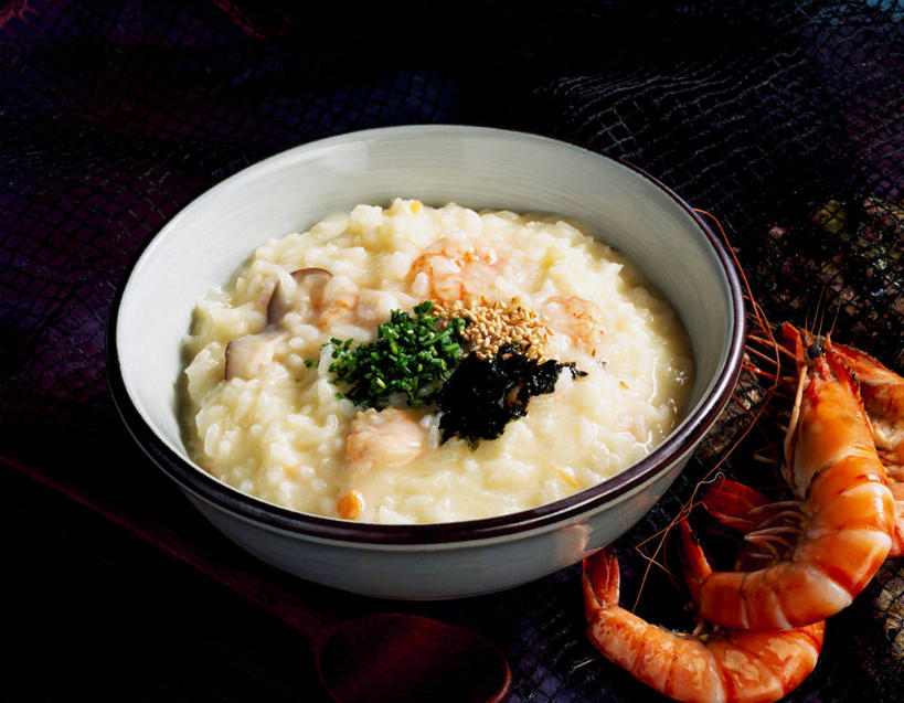 海鲜,无人,横图,俯视,室内,特写,白天,烹饪,中餐,早餐,餐桌,桌子,阴影,朦胧,模糊,反射,影子,谷类,谷物,肉,虾,粥,料理,食品,米,水产,菜肴,美食,肉类,海洋生物,香,食物,中式,佳肴,对虾,餐台,虾肉,水生动物,海产品,水生物,肉食,海底动物,彩图,高角度拍摄,早饭,白米粥,糜