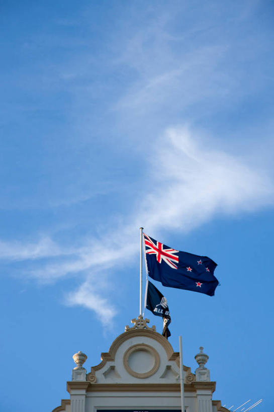 无人,家,竖图,室外,白天,仰视,度假,美景,城市风光,城市,旗帜,国旗,一面,阴影,光线,影子,房屋,屋顶,屋子,景观,云,星星,云朵,云彩,顶棚,娱乐,楼房,住宅,红色,蓝色,白色,白云,蓝天,天空,阳光,英国国旗,天,享受,休闲,星形,景色,放松,晴朗,米字旗,旗,晴空,彩图,低角度拍摄,房子,澳大利亚国旗