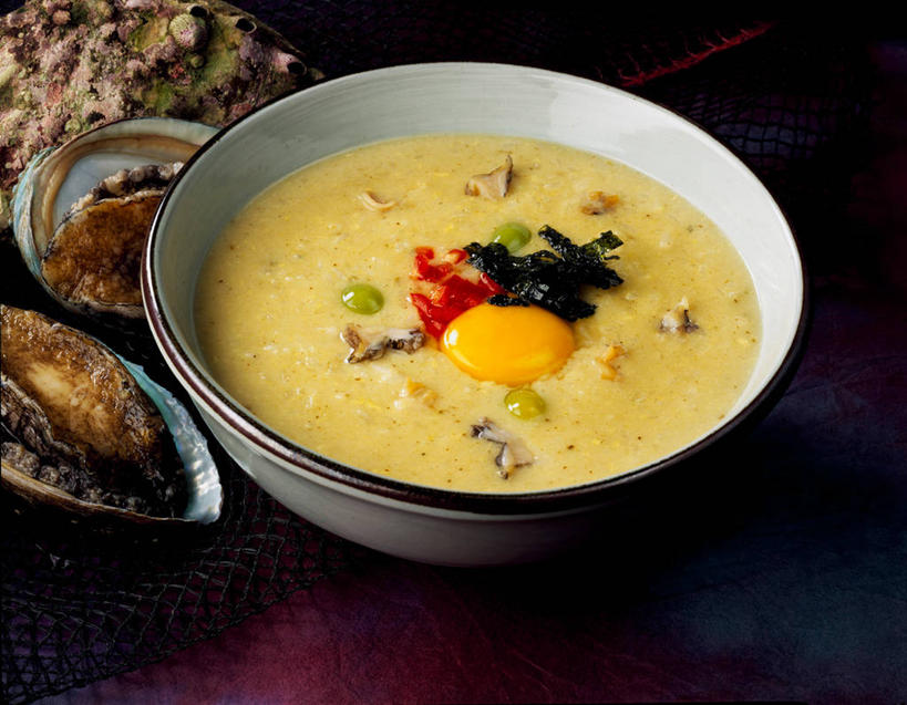 海鲜,无人,横图,俯视,室内,特写,白天,烹饪,餐桌,桌子,阴影,反射,鱼,影子,陶瓷,谷类,谷物,肉,鱼肉,粥,料理,食品,陶瓷制品,米,韩式,水产,菜肴,美食,肉类,鱼类,海洋生物,香,食物,两个,一个,黑色,容器,碗,鲍鱼,佳肴,单个,餐台,储藏,石决明,储存,水生动物,海产品,韩国料理,水生物,肉食,海底动物,韩国菜,韩式料理,鳆鱼,镜面鱼,明目鱼,彩图,高角度拍摄,白米粥,糜,红鲍,贮存