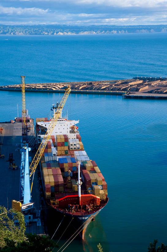 无人,码头,竖图,室外,白天,正面,度假,海浪,海洋,美景,沙滩,城市风光,城市,港口,船,一堆,一艘,许多,阴影,波纹,堆叠,堆积,飞溅,溅,光线,沙子,液体,影子,海岸,景观,浪花,水滴,水平线,云,云朵,辽阔,集装箱,海平线,沙地,很多,云彩,娱乐,货柜,油轮,水珠,蓝色,白云,蓝天,水纹,天空,阳光,海水,箱子,船尾波,交通工具,波浪,天,享受,休闲,广阔,景色,放松,运输,军港,晴朗,堆,一望无际,喷洒,载具,海景,物流,无边无际,一马平川,大海,风浪,海,海水的波动,海滩,近岸浪,涌浪,晴空,彩图,摆渡口,埠头,渡口,渡头,港湾,海港,口岸,商港,商船,油船,运输船舶,水天相接,水天一线