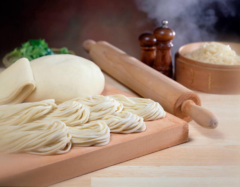 面食,面条,无人,横图,俯视,室内,特写,白天,烹饪,餐桌,桌子,厨具,一堆,一根,阴影,堆叠,堆积,朦胧,模糊,反射,木制,粉末,擀面杖,工具,影子,面,面粉,案板,粮食,砧板,两个,木制品,粉,餐台,堆,胡椒磨,农产品,研磨器,烹饪用具,原材料,小麦粉,粉状,胡椒研磨器,烹调用具,烹调,彩图,高角度拍摄,小麦面粉