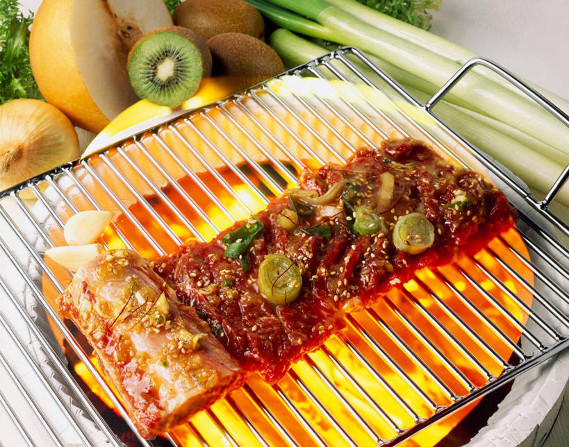 无人,横图,俯视,室内,特写,白天,烹饪,烧烤,苹果,猕猴桃,蔬菜,洋葱,水果,一堆,切开,阴影,堆叠,堆积,朦胧,模糊,新鲜,光线,火焰,影子,韭菜,肉,生食,牛肉,料理,食品,果实,烤架,烤牛肉,烤肉,韩式,燃烧,蔬果,菜肴,美食,肉类,食物,点燃,切,铁架,佳肴,有机食品,绿色食品,堆,火光,玉葱,韩国料理,剖面,肉食,起阳草,韩国菜,韩式料理,切面,韭,山韭,长生韭,荷兰葱,奇异果,猕猴梨,圆葱,洋葱头,球葱,葱头,彩图,高角度拍摄