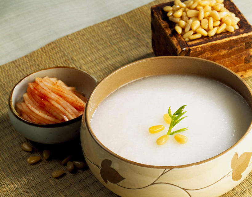 无人,横图,室内,白天,正面,烹饪,中餐,早餐,餐桌,桌子,一堆,阴影,堆叠,堆积,朦胧,模糊,反射,木制,席子,影子,陶瓷,谷类,谷物,粥,料理,食品,陶瓷制品,米,松子,松子仁,菜肴,美食,香,食物,三个,木制品,容器,碗,中式,佳肴,餐台,储藏,堆,草席,松仁,储存,松籽仁,彩图,早饭,白米粥,糜,贮存