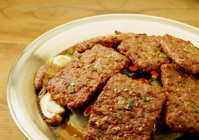 无人,横图,俯视,室内,特写,白天,烹饪,餐桌,桌子,餐具,一堆,阴影,堆叠,堆积,朦胧,模糊,反射,木制,碟子,盘,影子,调料,酱料,酱汁,肉,佐料,牛肉,料理,食品,烤牛肉,调味品,韩式,调味料,酱,菜肴,美食,肉类,食物,一个,盘子,木制品,碟,佳肴,单个,餐台,堆,韩国料理,肉食,韩国菜,韩式料理,彩图,高角度拍摄