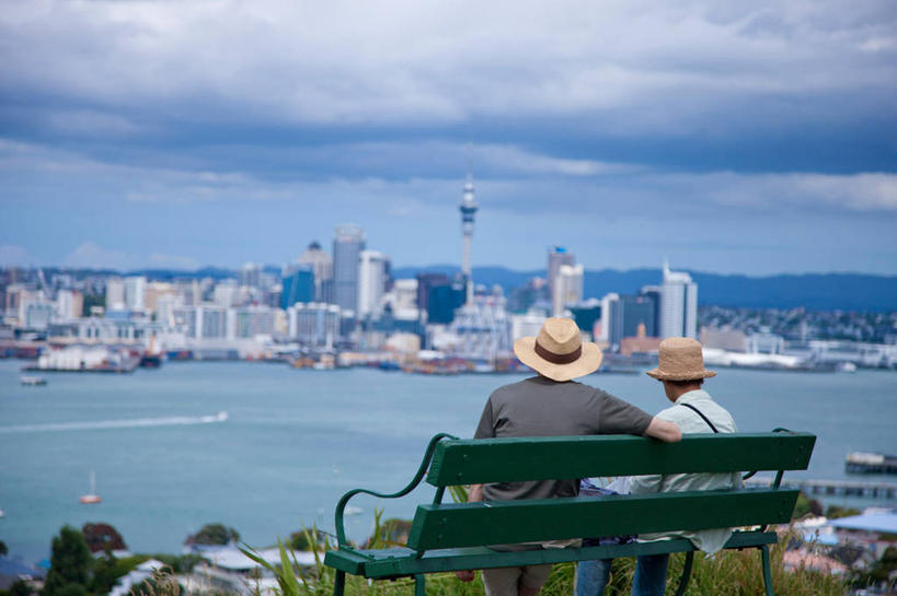 西方人,老年人,两个人,家庭,夫妻,家,高楼大厦,坐,横图,室外,白天,爱情,旅游,度假,草地,草坪,海浪,海洋,植物,标志建筑,大厦,地标,建筑,轮船,摩天大楼,船,帽子,椅子,欧洲,新西兰,欧洲人,一把,一艘,阴影,波纹,飞溅,服装,朦胧,模糊,溅,光线,草帽,液体,影子,房屋,木椅,屋子,浪花,水滴,云,云朵,塔,浪漫,云彩,注视,休闲装,娱乐,建设,楼房,住宅,水珠,草,背面,衣服,蓝色,绿色,白云,蓝天,水纹,天空,阳光,海水,船尾波,交通工具,波浪,天,观察,看,享受,休闲,温暖,温馨,一家人,休闲服,旅游胜地,恩爱,放松,搭,恋人,服饰,晴朗,观看,和睦,察看,搭着,关注,喷洒,载具,大洋洲,海景,奥克兰,纽西兰,长白云之乡,新西兰北岛,奥克兰区,奥克兰市,风帆之都,天空塔,天空之塔,老年男性,老年女性,男人,男性,女人,女性,白种人,夫妇,情侣,大海,风浪,海,海水的波动,近岸浪,涌浪,晴空,坐着,半身,彩图,房子,大楼,高层建筑,高楼,摩天楼,伴侣,融洽