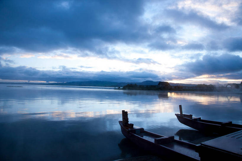 无人,横图,室外,白天,正面,旅游,度假,湖,湖泊,美景,日落,水,法国,欧洲,木板,湖面,景观,水流,水面,晚霞,霞光,落日,桥,木桥,娱乐,栈桥,倒影,自然,黄昏,湖水,享受,休闲,景色,彩霞,放松,人行桥,木板桥,倒映,西欧,法兰西,自然风光,法兰西共和国,法兰西第五共和国,夕照,反照,薄暮,南部.比利牛斯,南部.比利牛斯大区,塔恩省,夕阳,彩图,傍晚,斜阳