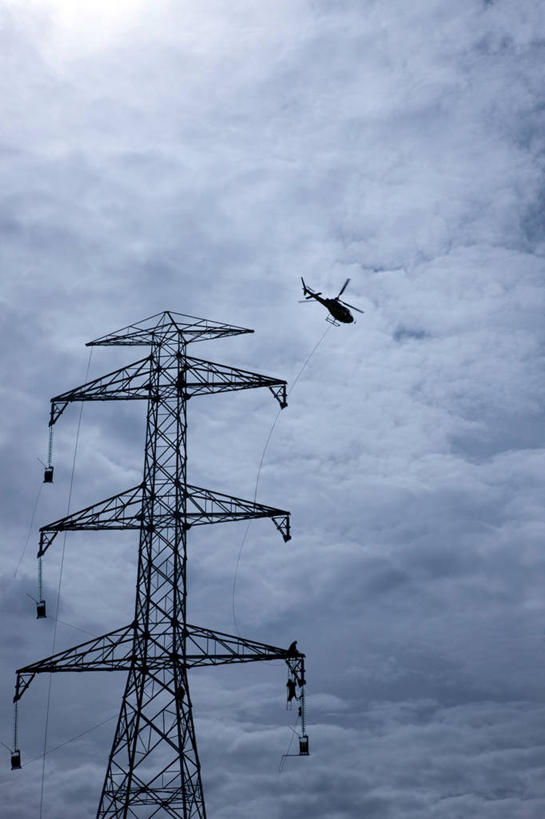 无人,竖图,室外,白天,仰视,美景,飞机,电力,电线,线,景观,乌云,云,阴天,云朵,塔,电能,线路,云彩,航空,架子,排列,天空,自然,交通工具,天,景色,一架,电,支撑,电源,电源线,直升机,直升飞机,固定,昏暗,阴沉,自然风光,载具,能量,摆列,彩图,低角度拍摄,布列,分列