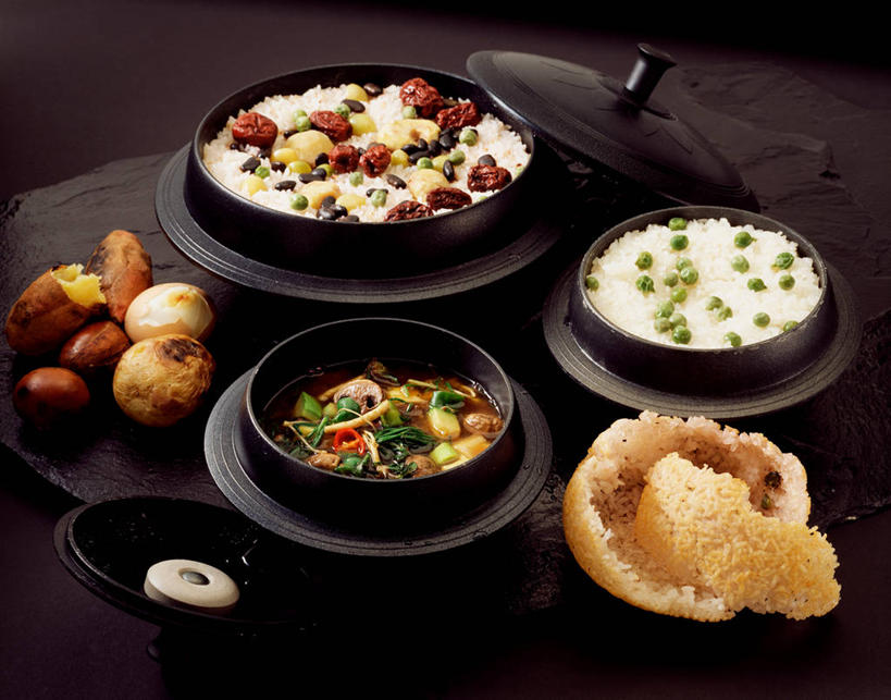 米饭,无人,横图,俯视,室内,特写,白天,烹饪,植物,餐桌,桌子,豆,蔬菜,土豆,厨具,一堆,阴影,堆叠,堆积,黑色背景,新鲜,反射,炖锅,锅子,影子,陶瓷,豆类,豆子,锅巴,料理,食品,褐色,陶瓷制品,饭,韩式,锅,菜肴,美食,食物,三个,容器,碗,枣,摄影,红枣,佳肴,有机食品,绿色食品,影棚,餐台,锅具,储藏,堆,五谷,储存,韩国料理,枣子,韩国菜,韩式料理,烹饪用具,豆科,馍馍蛋,青大豆,大枣,烹调用具,洋芋,山药蛋,青豆,马铃薯,烹调,彩图,高角度拍摄,影棚拍摄,拍摄,贮存