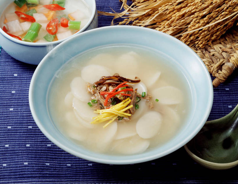 无人,横图,俯视,室内,特写,白天,烹饪,农作物,餐桌,桌子,一堆,阴影,堆叠,堆积,反射,布料,影子,陶瓷,谷物,汤,料理,食品,年糕,甜点,陶瓷制品,韩式,布纹,菜肴,美食,桌布,食物,糕点,两个,蓝色,餐巾,容器,台布,碗,甜食,稻谷,稻子,佳肴,餐台,储藏,堆,储存,韩国料理,韩国菜,韩式料理,餐桌布,彩图,高角度拍摄,年年糕,贮存