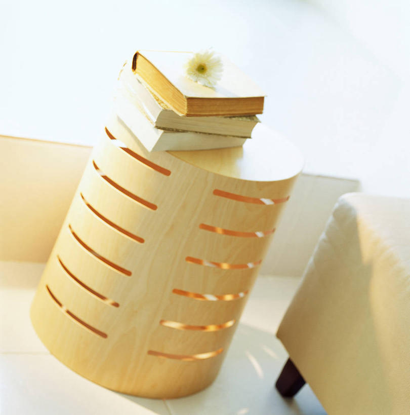 无人,客厅,竖图,俯视,室内,白天,沙发,桌子,书籍,阴影,朦胧,模糊,盛开,反射,木制,影子,墙,花蕾,茶几,墙壁,墙面,花,花瓣,花朵,鲜花,一朵,白色,木制品,书本,花苞,花蕊,三本,起居室,布艺沙发,客堂,书,图书,彩图,高角度拍摄