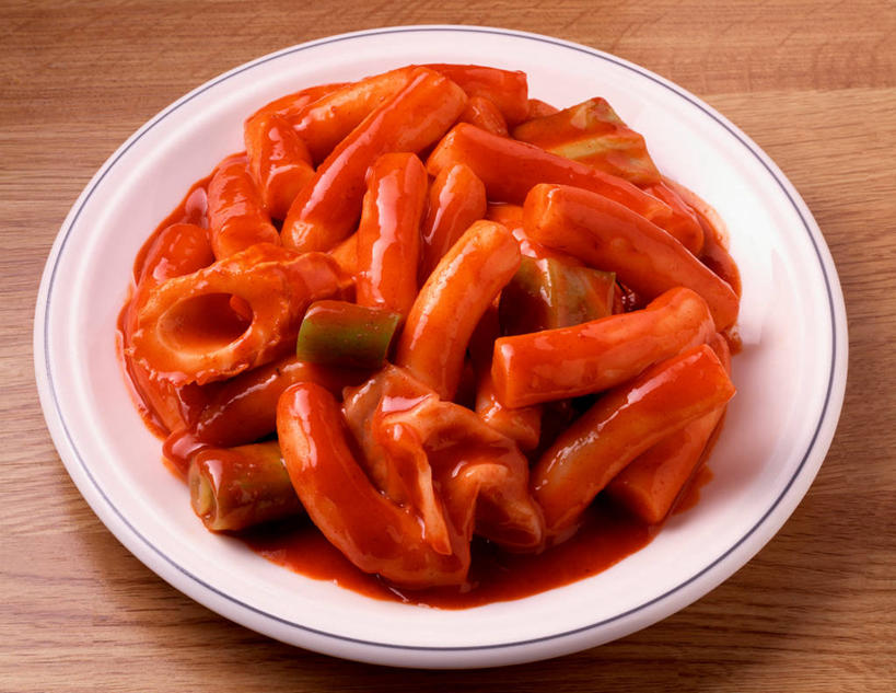 无人,横图,俯视,室内,特写,白天,烹饪,餐桌,桌子,餐具,阴影,反射,木制,碟子,盘,影子,调料,酱料,酱汁,佐料,料理,食品,年糕,甜点,调味品,韩式,调味料,酱,辣酱,菜肴,美食,食物,糕点,一个,红色,白色,盘子,木制品,碟,甜食,佳肴,单个,餐台,辣椒酱,韩国料理,韩国菜,韩式料理,彩图,高角度拍摄,年年糕