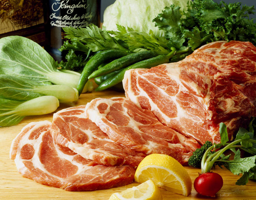 无人,横图,俯视,室内,特写,白天,餐桌,桌子,柠檬,萝卜,黄瓜,蔬菜,椰菜,卷心菜,水果,一堆,切开,阴影,堆叠,堆积,新鲜,反射,木制,影子,青菜,肉,生食,果实,蔬果,猪肉,肉类,红色,木制品,切,甘蓝,有机食品,绿色食品,水萝卜,餐台,堆,小白菜,剖面,肉食,切面,豚肉,不结球白菜,甘蓝菜,益母果,柠檬片,柠果,青瓜,结球甘蓝,胡瓜,甘兰,包心菜,彩图,高角度拍摄,圆白菜