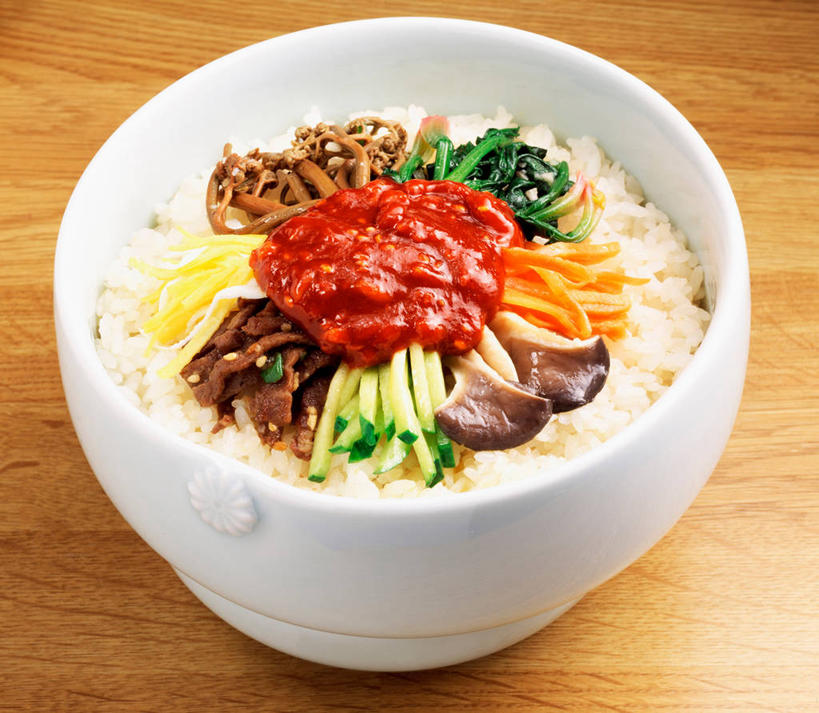 拌饭,无人,横图,俯视,室内,特写,白天,烹饪,餐桌,桌子,黄瓜,蔬菜,一堆,阴影,堆叠,堆积,朦胧,模糊,新鲜,反射,木制,影子,陶瓷,菌菇,调料,酱料,酱汁,肉,佐料,料理,食品,陶瓷制品,调味品,韩式,调味料,菌类,酱,辣酱,菜肴,美食,肉类,食物,一个,红色,白色,木制品,容器,碗,食用菌,佳肴,有机食品,绿色食品,单个,餐台,储藏,堆,辣椒酱,真菌,储存,韩国料理,肉食,韩国菜,韩式料理,青瓜,胡瓜,彩图,高角度拍摄,韩国拌饭,韩式拌饭,贮存,朝鲜拌饭