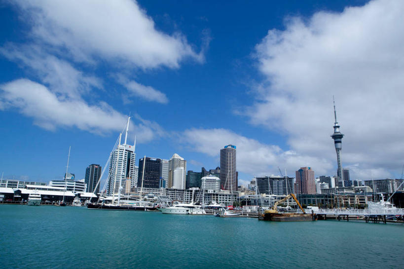 无人,高楼大厦,码头,横图,全景,室外,白天,正面,旅游,度假,海浪,海洋,天际线,标志建筑,大厦,地标,港口,建筑,摩天大楼,船,新西兰,一排,许多,阴影,整齐,光线,影子,浪花,云,云朵,塔,游艇,很多,云彩,娱乐,建设,排列,蓝色,白云,蓝天,天空,阳光,海水,交通工具,天,享受,休闲,旅游胜地,放松,晴朗,队列,载具,大洋洲,海景,游艇码头,奥克兰,纽西兰,长白云之乡,新西兰北岛,奥克兰区,奥克兰市,风帆之都,天空塔,天空之塔,大海,风浪,海,海水的波动,近岸浪,涌浪,晴空,彩图,摆渡口,埠头,大楼,渡口,渡头,港湾,高层建筑,高楼,海港,口岸,摩天楼