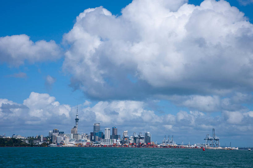 无人,家,高楼大厦,横图,全景,室外,白天,正面,度假,海浪,海洋,美景,天际线,城市风光,标志建筑,城市,大厦,地标,建筑,摩天大楼,新西兰,阴影,波纹,光线,影子,房屋,屋子,景观,浪花,云,云朵,建筑群,塔,云彩,娱乐,建设,楼房,住宅,蓝色,白云,蓝天,水纹,天空,阳光,海水,波浪,天,享受,休闲,景色,放松,晴朗,大洋洲,海景,奥克兰,纽西兰,长白云之乡,新西兰北岛,奥克兰区,奥克兰市,风帆之都,天空塔,天空之塔,大海,风浪,海,海水的波动,近岸浪,涌浪,晴空,彩图,房子,大楼,高层建筑,高楼,摩天楼