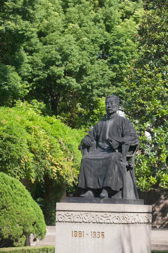 东方人,一个人,无人,公园,坐,竖图,室外,白天,仰视,旅游,度假,植物,标志建筑,地标,建筑,雕塑,上海,中国,亚洲,仅一个男性,仅一个人,仅一个中年男性,阴影,服装,艺术,装饰,光线,雕刻,雕像,影子,注视,黄种人,娱乐,建设,虹口区,树,树木,一个,衣服,绿色,阳光,自然,工艺品,观察,看,享受,休闲,旅游胜地,放松,服饰,生长,单个,成长,观看,纪念,美术,申,察看,衣着,穿着,关注,主题,陈列,东亚,上海市,四川北路,中华人民共和国,沪,华东地区,功能,美学,教育家,思想家,革命家,衣饰,文学家,男人,男性,中年男性,亚洲人,坐着,彩图,低角度拍摄,全身,虹口公园,鲁迅公园,上海鲁迅公园,拟人,鲁迅,周树人,周樟寿