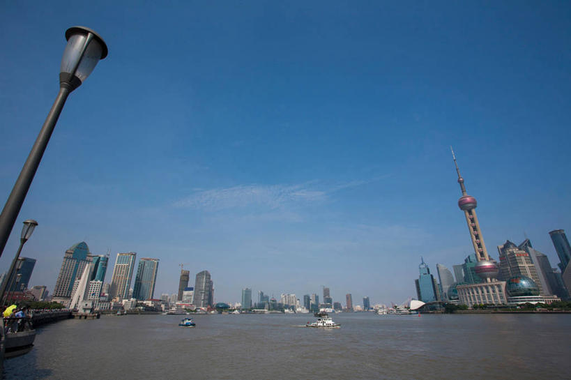 无人,高楼大厦,横图,全景,室外,白天,仰视,度假,河流,美景,水,天际线,城市风光,标志建筑,城市,大厦,地标,建筑,路灯,轮船,摩天大楼,船,照明,上海,中国,亚洲,阴影,波纹,飞溅,溅,光线,液体,影子,河水,景观,水滴,水流,云,云朵,建筑群,塔,灯光,云彩,娱乐,建设,东方明珠,黄浦江,浦东,灯,水珠,蓝色,白云,蓝天,水纹,天空,阳光,船尾波,交通工具,波浪,天,享受,休闲,景色,放松,晴朗,照亮,申,照明设备,喷洒,载具,电视塔,三艘,国际会展中心,金融中心,陆家嘴,陆家嘴金融贸易区,浦东新区,东亚,东方明珠广播电视塔,东方明珠电视塔,上海市,中华人民共和国,沪,华东地区,晴空,彩图,低角度拍摄,大楼,高层建筑,高楼,摩天楼,春申江,东方明珠塔,上海国际会展中心