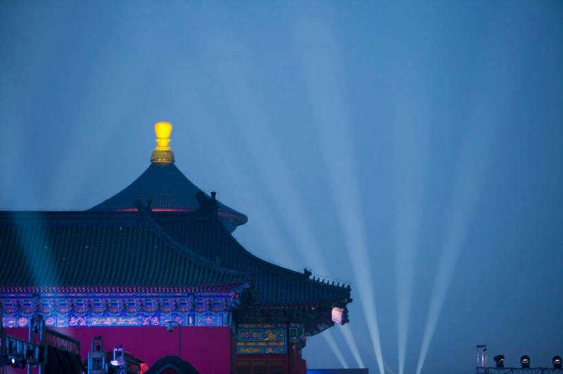 无人,天坛,寺庙,横图,室外,夜晚,仰视,旅游,度假,地标,建筑,照明,北京,中国,亚洲,阴影,节日,朦胧,模糊,光线,瓦片,影子,墙,屋顶,屋檐,灯光,首都,燃烧,顶棚,文化,娱乐,檐,墙壁,墙面,灯,红色,黑色,香火,灯具,庙宇,祈祷,祈福,享受,休闲,健康,旅游胜地,放松,许愿,宗教,探照灯,信仰,纪念,祈求,照亮,照明设备,祭天,东亚,中华人民共和国,东城区,北京市,京,北平,华北地区,天坛公园,北京天坛,平安,彩图,低角度拍摄,庙,寺,永定门内大街