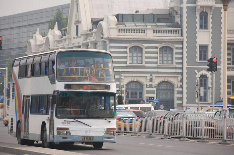 无人,博物馆,家,栏杆,横图,室外,白天,正面,旅游,度假,安全,标志建筑,道路,地标,建筑,路,公路,公共汽车,北京,中国,亚洲,条纹,研究,房屋,墙,屋子,乌云,云,阴天,云朵,红绿灯,围栏,巴士,信号灯,公交车,交通,首都,教育,云彩,娱乐,建设,护栏,楼房,双层巴士,墙壁,墙面,住宅,车,灰色,天空,交通工具,天,享受,休闲,旅游胜地,放松,警示,展览,昏暗,阴沉,提示,欣赏,载具,流通,陈列,东亚,交通信号灯,行人信号灯,中华人民共和国,北京市,京,北平,华北地区,朝阳区,中国铁道博物馆,双层公共汽车,典藏,马路,彩图,房子,酒仙桥街道