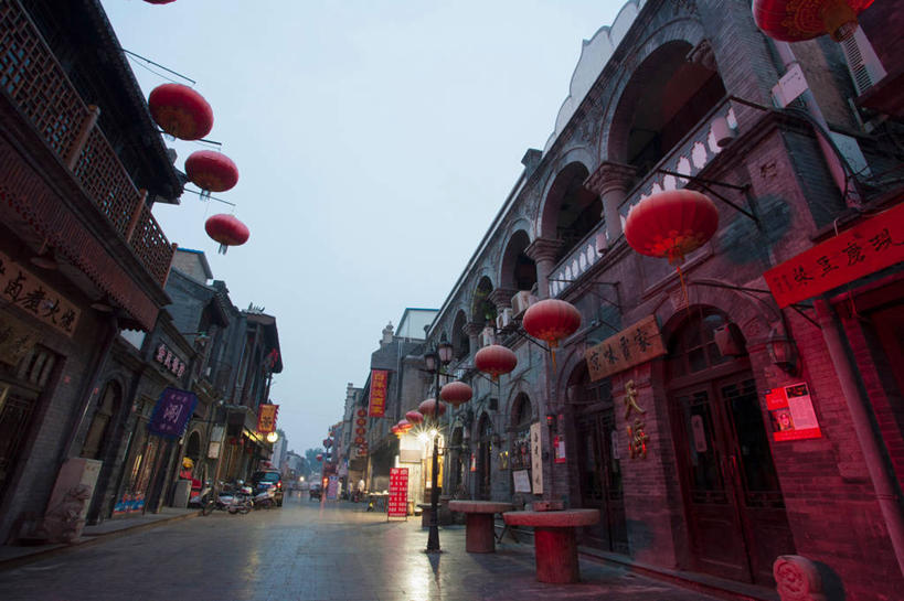 东方人,家,商店,走,横图,室外,白天,仰视,度假,美景,窗户,门,城市风光,城市,旗帜,照明,北京,中国,亚洲,一排,许多,行人,游客,游人,阴影,服装,整齐,光线,灯笼,影子,纸灯笼,房屋,墙,屋子,景观,褐色,首都,很多,许多人,休闲装,黄种人,娱乐,旗子,商铺,楼房,路人,旅客,玻璃窗,墙壁,墙面,住宅,排列,衣服,红色,天空,阳光,灯具,门框,天,一群人,享受,休闲,休闲服,景色,放松,服饰,照亮,照明设备,队列,东亚,中华人民共和国,北京市,京,北平,华北地区,西城区,旌旗,旗号,市肆,商号,过客,男人,男性,年轻男性,年轻女性,女人,女性,亚洲人,步行,散步,走路,半身,彩图,低角度拍摄,房子,店铺,大栅栏,大栅栏街