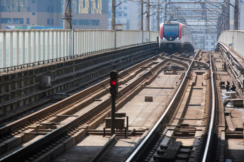 无人,栏杆,横图,室外,白天,正面,度假,安全,美景,城市风光,城市,地铁,路,铁路,上海,中国,亚洲,一辆,一排,阴影,朦胧,模糊,整齐,光线,影子,柱子,景观,红绿灯,围栏,轨道,信号灯,轨道交通,交通,铁轨,娱乐,护栏,排列,一个,阳光,享受,休闲,景色,放松,警示,运输,单个,申,队列,提示,流通,宝山区,东亚,徐汇区,上海南站,上海市,交通信号灯,行人信号灯,中华人民共和国,沪,华东地区,彩图,地铁机动车,地下铁,轻轨,3号线,上海地铁3号线,上海轨道交通3号线,上海火车南站