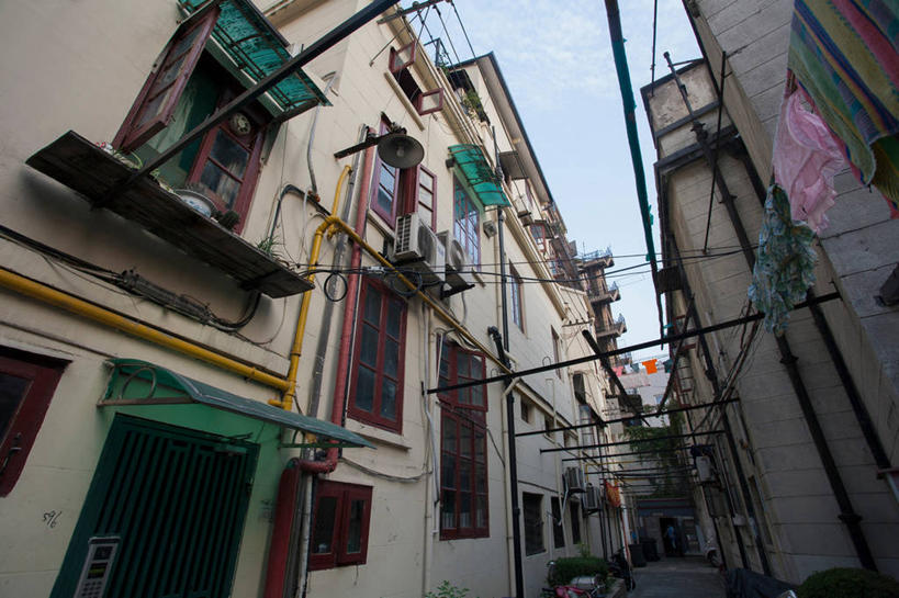 无人,家,横图,室外,白天,仰视,度假,美景,窗户,门,城市风光,城市,照明,上海,中国,亚洲,吊挂,悬挂,阴影,光线,壁灯,纺织物,影子,房屋,屋子,景观,云,云朵,灯光,挂,云彩,娱乐,楼房,玻璃窗,石库门,住宅,灯,红色,蓝色,绿色,白云,蓝天,天空,阳光,晾衣绳,绳子,灯具,毛巾,门框,天,清洁,享受,休闲,景色,放松,晴朗,保暖,照亮,申,照明设备,透气,东亚,防水,上海市,中华人民共和国,沪,华东地区,储水,耐磨,吸水,雨篷,晴空,彩图,低角度拍摄,房子