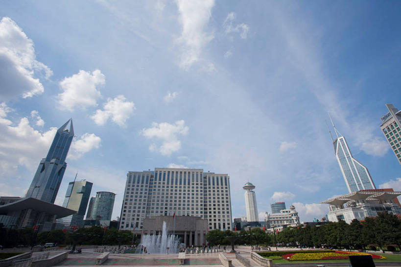 无人,高楼大厦,横图,室外,白天,仰视,旅游,度假,草地,草坪,水,植物,标志建筑,大厦,地标,建筑,摩天大楼,喷泉,上海,中国,亚洲,阴影,飞溅,溅,光线,液体,影子,景观,水滴,云,云朵,云彩,文化,娱乐,建设,水珠,草,树,树木,蓝色,绿色,白云,蓝天,天空,阳光,自然,南京路,天,品味,享受,休闲,旅游胜地,放松,南京路步行街,南京东路,生长,晴朗,成长,申,喷洒,水景,黄浦区,明天广场,上海新世界丽笙大酒店,东亚,上海市,中华人民共和国,沪,华东地区,美观,设计,晴空,彩图,低角度拍摄,大楼,高层建筑,高楼,摩天楼,上海世茂国际广场,世贸国际广场,上海市人民政府,人民大道,黄陂北路,市政府,人民大厦,上海人民大厦