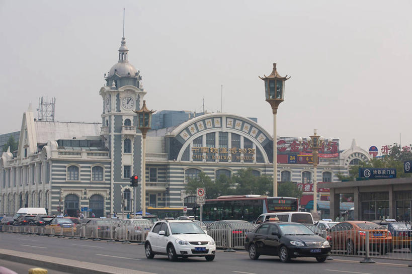 无人,博物馆,横图,室外,白天,正面,旅游,度假,植物,标志建筑,道路,地标,建筑,路,路灯,公路,汽车,照明,北京,中国,亚洲,一排,许多,研究,整齐,并列,并排,乌云,云,阴天,云朵,灯光,交通,首都,很多,教育,云彩,娱乐,建设,车,灯,树,树木,排列,绿色,天空,自然,交通工具,轿车,天,享受,休闲,旅游胜地,放松,生长,成长,展览,照亮,昏暗,阴沉,照明设备,队列,欣赏,载具,平行,陈列,东亚,中华人民共和国,北京市,京,北平,华北地区,朝阳区,中国铁道博物馆,典藏,马路,彩图,酒仙桥街道