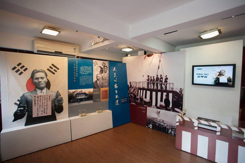 东方人,一个人,无人,博物馆,公园,站,横图,室外,白天,正面,衬衫,西装,旅游,度假,显示器,天花板,标志建筑,地标,建筑,照明,上海,中国,亚洲,仅一个男性,仅一个人,一排,许多,握,阴影,套装,正装,研究,整齐,并列,并排,光线,标志,屏幕,文字,影子,字符,墙,灯光,领带,很多,教育,职业装,黄种人,娱乐,标识,显示屏,建设,虹口区,顶灯,墙壁,墙面,灯,排列,仅一个年轻男性,白色,灯具,站着,享受,休闲,汉字,旅游胜地,放松,握着,展览,照亮,申,象征,庄重,照明设备,队列,欣赏,中文,身份,平行,陈列,输出设备,东亚,上海市,四川北路,中华人民共和国,沪,华东地区,正式,地位,国文,华文,典藏,男人,男性,年轻男性,亚洲人,站立,半身,彩图,衬衣,虹口公园,鲁迅公园,上海鲁迅公园