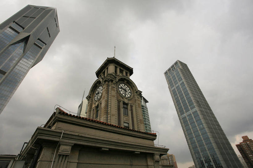 无人,高楼大厦,横图,室外,白天,仰视,旅游,度假,窗户,落地窗,标志建筑,大厦,地标,建筑,摩天大楼,上海,中国,亚洲,一排,许多,整齐,并列,并排,时间,时钟,乌云,云,阴天,云朵,钟楼,很多,计时,云彩,娱乐,建设,玻璃窗,排列,天空,钟表,天,享受,休闲,表,旅游胜地,放松,申,昏暗,阴沉,队列,平行,玻璃幕墙,黄浦区,明天广场,东亚,上海市,中华人民共和国,沪,华东地区,塔钟,钟,彩图,低角度拍摄,大楼,高层建筑,高楼,摩天楼,黄陂北路