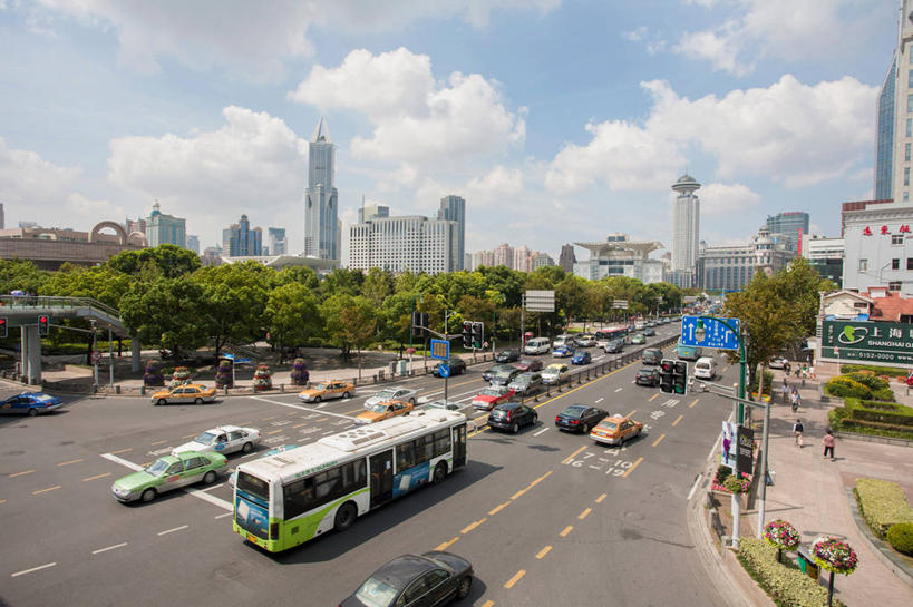 无人,博物馆,高楼大厦,栏杆,横图,俯视,室外,白天,旅游,度假,安全,植物,标志建筑,大厦,道路,地标,建筑,剧院,路,摩天大楼,指示牌,公路,汽车,上海,中国,亚洲,一排,许多,阴影,研究,整齐,并列,并排,光线,标志,路标,文字,影子,字符,云,云朵,红绿灯,围栏,分界线,歌剧院,停车线,信号灯,交通,很多,教育,云彩,娱乐,标识,建设,护栏,路牌,车,树,树木,排列,蓝色,绿色,白云,蓝天,天空,阳光,自然,交通工具,轿车,人民广场,天,享受,休闲,汉字,旅游胜地,放松,警示,上海博物馆,上海城市规划馆,上海大剧院,生长,晴朗,成长,展览,车行道,车行道分界线,申,队列,提示,欣赏,中文,载具,标线,平行,流通,陈列,黄浦区,明天广场,上海新世界丽笙大酒店,东亚,车行线,上海城市规划展示馆,上海市,交通信号灯,行人信号灯,中华人民共和国,沪,华东地区,歌剧,国文,华文,典藏,上海人民广场,晴空,马路,彩图,高角度拍摄,大楼,高层建筑,高楼,剧场,摩天楼,上海市人民政府,人民大道,黄陂北路,市政府,人民大厦,上海人民大厦